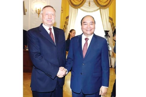 Thủ tướng Nguyễn Xuân Phúc gặp Quyền Thống đốc Saint Petersburg Ảnh: TTXVN