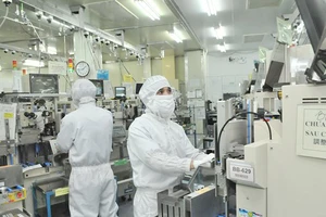 Sản xuất linh kiện điện tử xuất khẩu tại một doanh nghiệp ở Việt Nam. Ảnh: CAO THĂNG