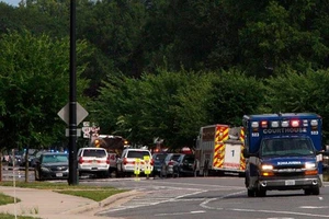 Xe cứu thương tới hiện trường vụ xả súng ở Virginia Beach, bang Virginia, Mỹ. Ảnh: AP. 
