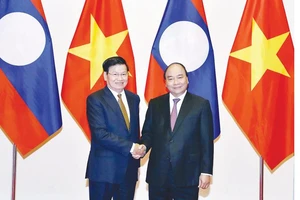 Thủ tướng Nguyễn Xuân Phúc đón Thủ tướng Lào Thongloun Sisoulith Ảnh: TTXVN