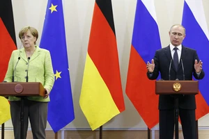Tổng thống Nga Vladimir Putin và Thủ tướng Đức Angela Merkel trong cuộc họp báo tại Sochi hôm 2-5. Ảnh: Reuters