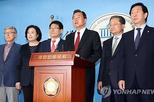 13 nghị sĩ thuộc đảng Bareun ở Hàn Quốc đã tuyên bố rời khỏi chính đảng này trong ngày 2-5-2017. Ảnh: Yonhap