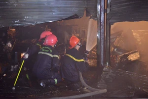 Hà Nội: Cháy lớn tại kho điện máy