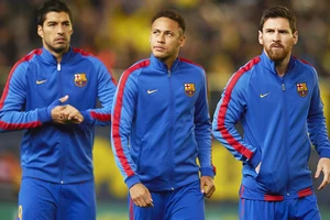 Neymar (giữa) khẳng định sẽ ở Barca dài lâu.