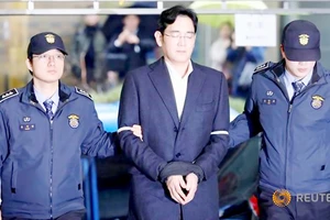 Hình ảnh Phó Chủ tịch Tập đoàn Samsung Lee Jae-yong bị còng tay là một cú sốc lớn đối với người dân Hàn Quốc