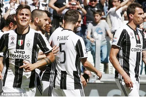 Niềm vui của các cầu thủ Juventus trong trận đấu với Crotone. Ảnh: Dailymail