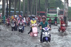 Sau cơn mưa chiều 15-5-2017 nút giao thông Tân Tạo quận Bình Tân ngập nặng. Ảnh: CHÍ THẠCH