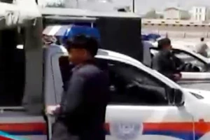 Cảnh sát tại hiện trường vụ bắt cóc 2 công dân Trung Quốc ở Quetta, Balochistan, Pakistan, ngày 24-5-2017. Ảnh: ARY NEWS