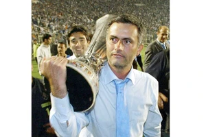 Jose Mourinho ôm cúp trong trận chung kết UEFA Cup 2003