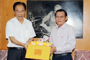 Đồng chí Thái Danh Chiếu tặng quà lưu niệm cho Báo SGGP