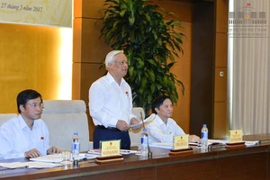 Phó Chủ tịch Quốc hội, Trưởng Đoàn giám sát Uông Chu Lưu phát biểu tại Phiên họp Ảnh: Đình Nam