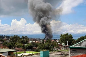 Quân đội Philippines lần đầu tiên dùng hỏa lực hạng nặng để đối phó phiến quân Maute ở Marawi. Ảnh: Reuters.