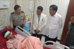 Tổng thống Indonesia Joko Widodo đến Bệnh viện Cảnh sát Kramat Jati thăm các nạn nhân của vụ đánh bom liều chết. Ảnh: Detik