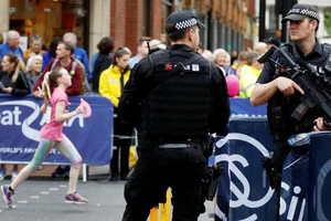Cảnh sát bảo vệ chặt tại giải chạy bộ thiếu niên Great Manchester Run ở Manchester, Anh, ngày 28-5-2017. Ảnh: REUTERS