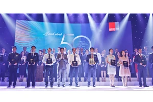 Ông Phan Minh Tiên – Giám đốc Điều hành Vinamilk cùng các đại diện công ty được xếp hạng "Top 50 công ty kinh doanh hiệu quả nhất Việt Nam"