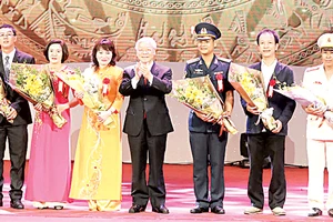 Tổng Bí thư Nguyễn Phú Trọng tặng hoa, chúc mừng các điển hình tiên tiến toàn quốc