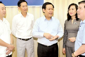 Phó Thủ tướng Vương Đình Huệ trao đổi với lãnh đạo TPHCM về đổi mới cơ chế hoạt động các đơn vị sự nghiệp công lập. Ảnh: CAO THĂNG