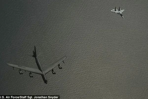 Công bố ảnh Su-27 của Nga chặn máy bay ném bom Mỹ