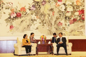 Đồng chí Du Vân Lâm, Ủy viên Thường vụ, Trưởng Ban Tổ chức Khu ủy Quảng Tây tiếp Đoàn đại biểu Thành ủy TPHCM