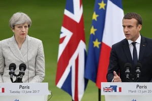 Tổng thống Pháp Emmanuel Macron và Thủ tướng Anh Theresa May họp báo sau hội đàm.