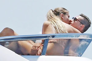 Draxler bên cạnh Linda Vaterl tại Ibiza. 