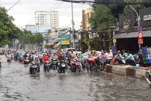 Đường Huỳnh Tấn Phát (quận 7) ngập nặng sau cơn mưa. Ảnh: MỸ HẠNH