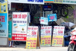 Một cửa hàng bán sim điện thoại trên đường Lê Văn Chí, quận Thủ Đức.