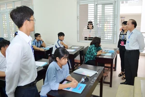 Đoàn kiểm tra phòng thi trước giờ phát đề môn Lịch sử tại Trường THPT Long Xuyên.
