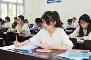 Thí sinh đang làm bài thi môn Lịch sử tại điểm thi Trường THPT Long Xuyên (An Giang).
