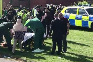 Cấp cứu người bị thương trước Trung tâm Thể thao Westgate ở Newcastle, Tyne, Anh, ngày 25-6-2017. Ảnh: BBC
