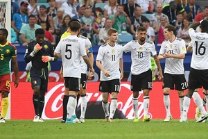 Tuyển Đức (áo trắng) thắng thuyết phục Cameroon để tiến vào bán kết. Ảnh: Daily Mail