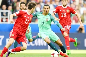 Tuyển Nga (áo đỏ) trong trận thua Bồ Đào Nha 0 - 1.