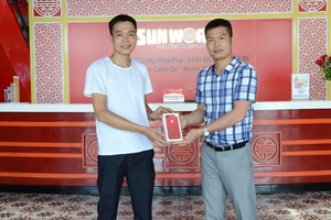 Lộ diện chủ nhân trúng iPhone 7plus đỏ dịp Sinh nhật Sun World Halong Complex