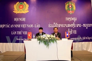 Thượng tướng Bùi Văn Nam, Thứ trưởng Bộ Công an Việt Nam và Trung tướng Kongthong Phongvichith, Thứ trưởng Bộ An ninh Lào đang chủ trì Hội nghị. Ảnh: PHẠM KIÊN/Vietnam+