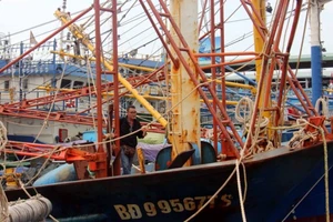 Tàu cá vỏ thép tại Bình Định hư hỏng phải nằm bờ