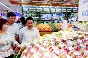Hàng hóa nông sản được bán tại một siêu thị 