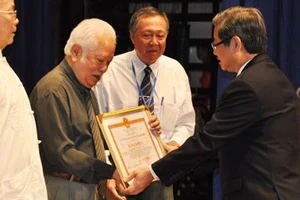 Tác phẩm nhạc kịch Người giữ cồn (âm nhạc: Ca Lê Thuần, kịch bản: NSND Vũ Việt Cường) đoạt giải nhất Giải thưởng VHNT TPHCM lần thứ 1 giai đoạn 2006-2011
