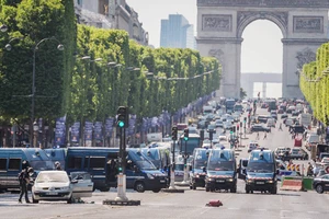 Đại lộ Champs Elysees ở Paris bị phong tỏa sau khi kẻ tấn công lao xe vào xe cảnh sát ngày 19-6-2017. Ảnh: EPA ​