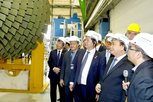 Thủ tướng Nguyễn Xuân Phúc tham quan nhà máy sản xuất turbine khí của hãng Siemens (Đức)