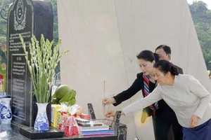 Chủ tịch Quốc hội Nguyễn Thị Kim Ngân và Chủ tịch Quốc hội nước Cộng hòa DCND Lào Pany Yathotou đã đến dâng hương tại Khu Di tích lịch sử Trung đoàn 52 Tây Tiến. Ảnh: TTXVN
