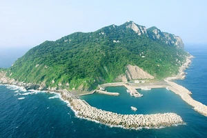 Đảo Okinohima rộng 700 m², cùng 3 rạn san hô và 4 địa điểm liên quan đã được UNESCO công nhận Di sản Thế giới. Ảnh: THE ASAHI SHIMBUN