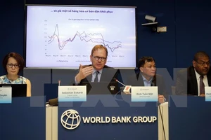 Ông Sebastian Eckardt, Chuyên gia kinh tế trưởng, Quyền Giám đốc WB tại Việt Nam trình bày báo cáo tại lễ công bố. Ảnh: TTXVN