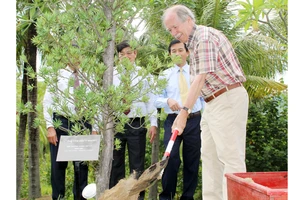 Giáo sư Gerard ‘t Hooft trồng cây lưu niệm tại khu vườn Trung tâm Khoa học và Giáo dục liên ngành (ICISE) ở Bình Định.