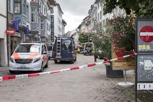 Cảnh sát Thụy Sĩ phong tỏa hiện trường vụ tấn công ở TP Schaffhausen ngày 24-7-2017. Ảnh: EPA