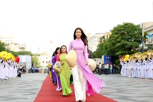 Hoa hậu Việt Nam 2016 Đỗ Mỹ Linh cùng các thành viên Hội Liên hiệp Phụ nữ Việt Nam mặc áo dài diễu hành trên Phố đi bộ Nguyễn Huệ