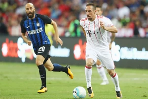  Franck Ribery nỗ lực đi bóng trước hàng phòng ngự Inter Milan