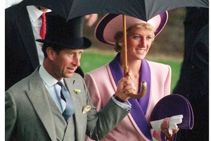 Thái tử Charles và Công nương Diana xem cuộc đua ngựa Hoàng gia ở London, Anh, ngày 20-6-1990. Ảnh: AP