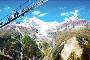 Cầu treo bộ hành dài nhất thế giới