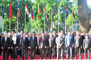 Thứ trưởng Thường trực Bộ Ngoại giao Bùi Thanh Sơn và Đại sứ các nước ASEAN, các tổ chức quốc tế tại Việt Nam tham dự lễ Thượng cờ ASEAN tại Hà Nội