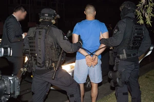  Cảnh sát liên bang Australia bắt giữ một đối tượng bị cáo buộc buôn bán ma túy tại Sydney, New South Wales ngày 8-8. Ảnh: TTXVN
